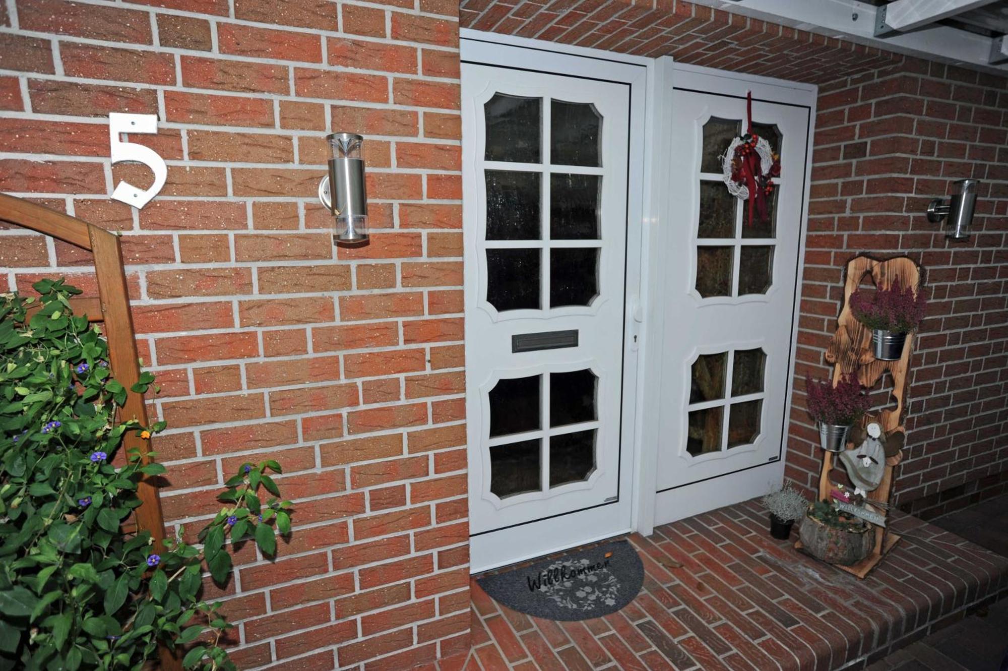 Ferienwohnung Brentano_ 65230 Moormerland エクステリア 写真